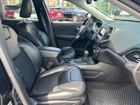 Used 2019 Jeep Cherokee Latitude Plus w/ Comfort/Convenience Group AWD/4WD image 36