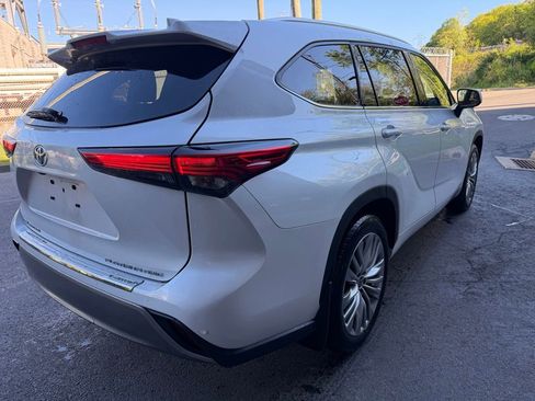 Used 2023 Toyota Highlander Platinum AWD/4WD image 2