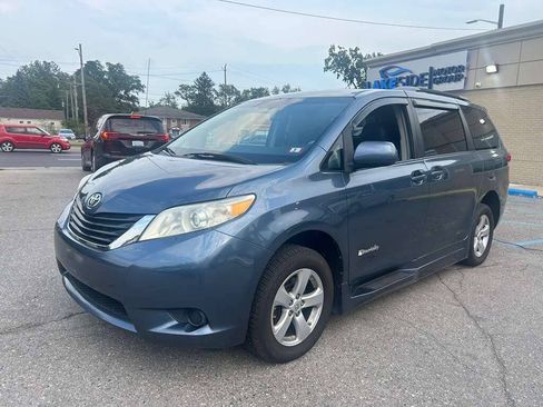 Used 2014 Toyota Sienna LE FWD image 1