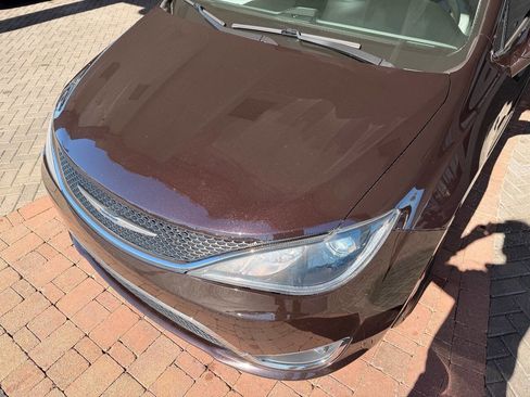 Used 2019 Chrysler Pacifica Touring-L image 22