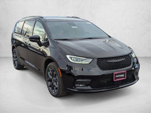 New 2026 Chrysler Pacifica Select w/ S Appearance Package image 6