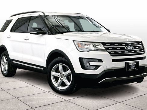 Used 2017 Ford Explorer XLT image 3