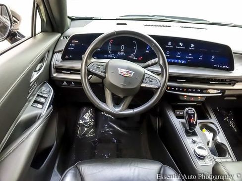 Used 2024 Cadillac XT4 Premium Luxury image 2