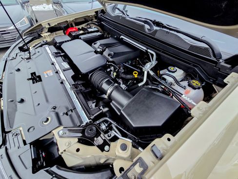 Used 2024 Chevrolet Colorado Z71 w/ Z71 Convenience Package 2 image 41