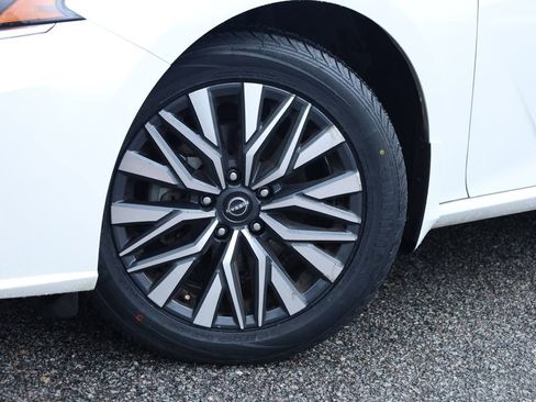 Used 2024 Nissan Altima 2.5 SV w/ SV Premium Package image 19