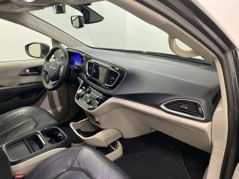 Used 2020 Chrysler Pacifica Touring-L FWD image 22