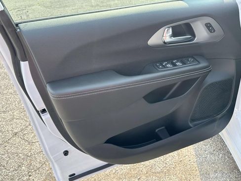 New 2027 Chrysler Pacifica Select FWD image 11