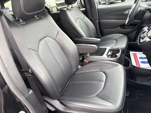 Used 2025 Chrysler Pacifica Select FWD image 31