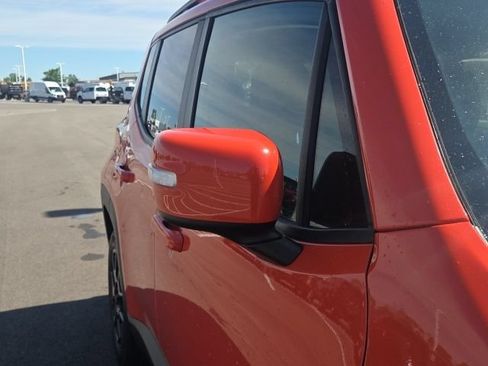 Used 2020 Jeep Renegade Altitude w/ UConnect 8.4 Nav Group FWD image 5