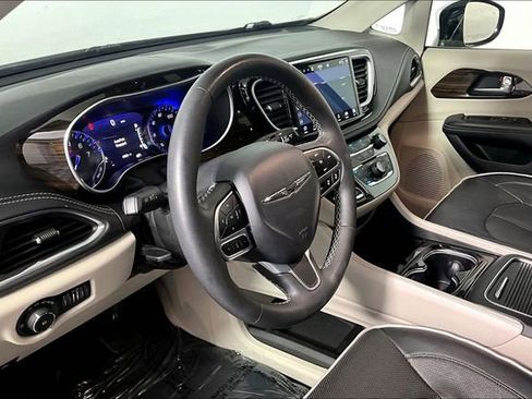 Used 2023 Chrysler Pacifica Limited FWD image 13