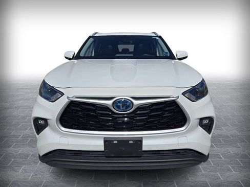 Used 2022 Toyota Highlander XLE AWD/4WD image 2