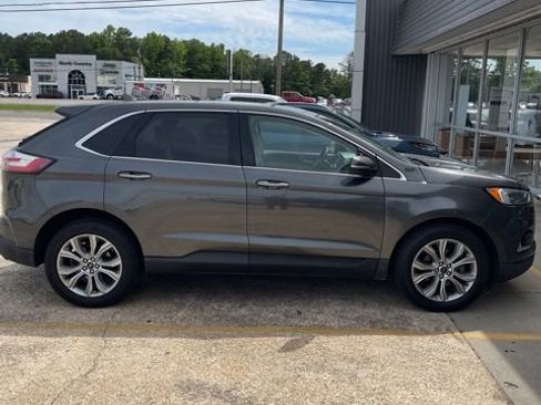 Used 2019 Ford Edge Titanium w/ Equipment Group 301A FWD image 4