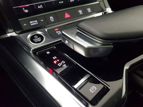 Used 2022 Audi e-tron Premium image 32