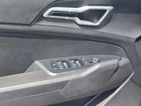Used 2025 Kia Sportage LX FWD image 21