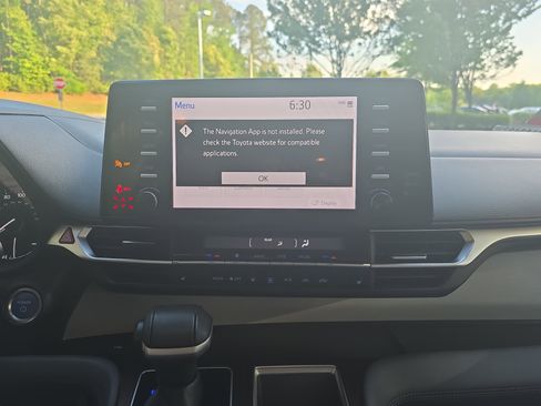 Used 2023 Toyota Sienna XLE FWD image 21