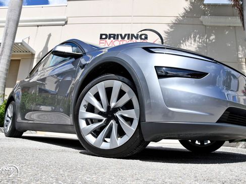 Used 2026 Tesla Model Y AWD image 5