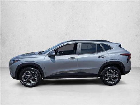 Used 2025 Chevrolet Trax LT FWD image 9