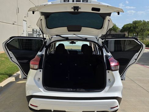 Used 2021 Nissan Kicks S FWD image 11