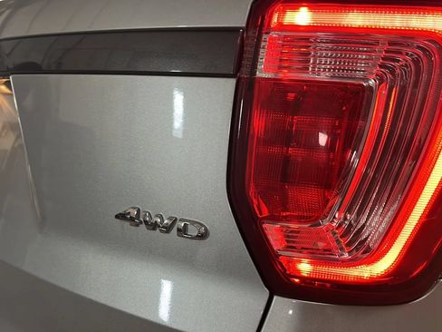 Used 2017 Ford Explorer XLT w/ Equipment Group 202A AWD/4WD image 21