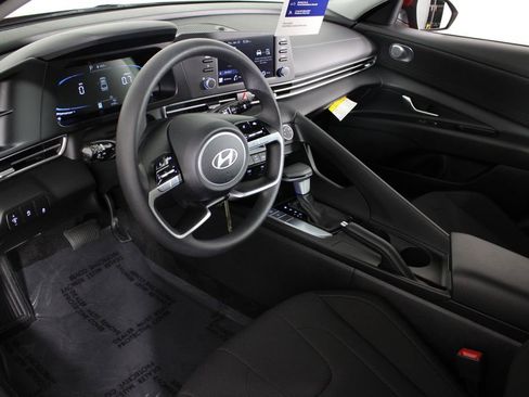 Certified 2025 Hyundai Elantra SE image 17