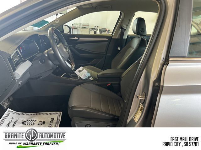 Used 2025 Volkswagen Jetta SE FWD image 18