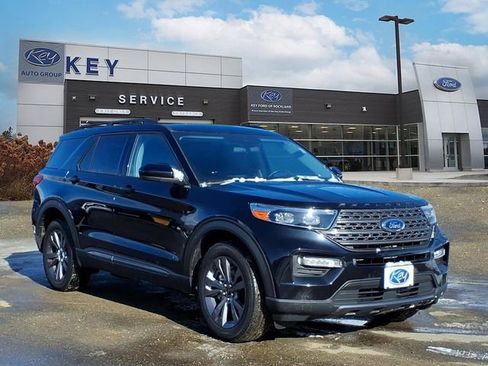 Used 2022 Ford Explorer XLT w/ Equipment Group 202A image 3