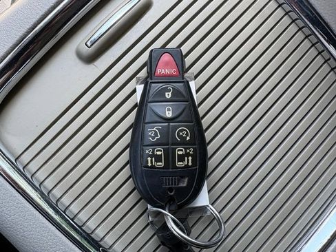 Used 2015 Chrysler Town & Country Limited Platinum FWD image 18