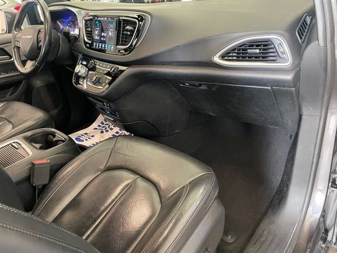 Used 2018 Chrysler Pacifica Touring-L Plus w/ Advanced Safetytec Group FWD image 27