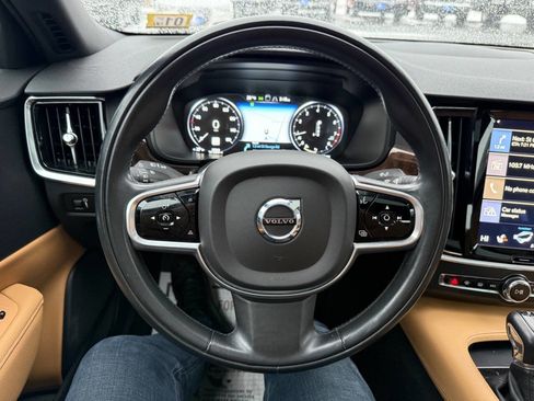 Used 2017 Volvo S90 T6 Momentum w/ Vision Package image 16