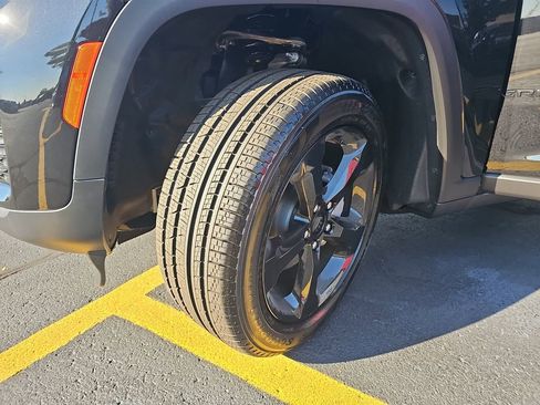 New 2025 Jeep Grand Cherokee Limited w/ Black Appearance Package image 32