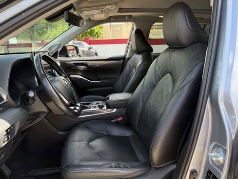Used 2023 Toyota Highlander Platinum image 29