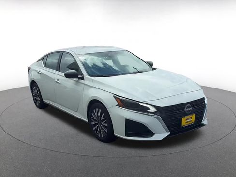 Used 2025 Nissan Altima 2.5 SV FWD image 3