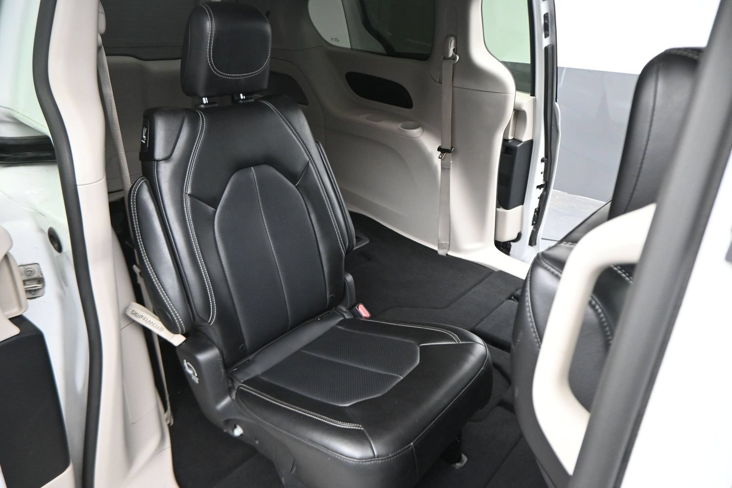 Used 2024 Chrysler Pacifica Touring-L FWD image 10