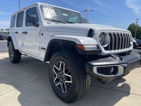 Used 2025 Jeep Wrangler Unlimited Sahara AWD/4WD image 10