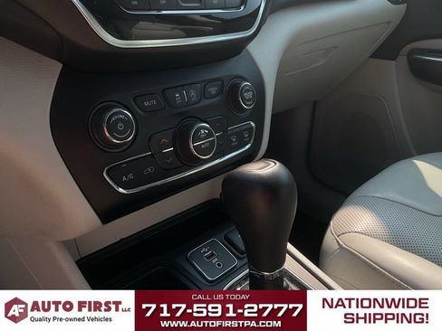Used 2019 Jeep Cherokee Limited w/ Technology Group FWD image 26