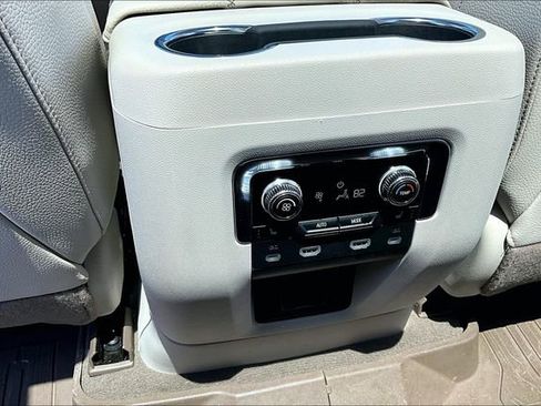 Used 2024 GMC Yukon Denali w/ Advanced Technology Package AWD/4WD image 10