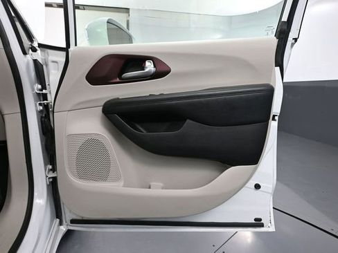 Used 2020 Chrysler Pacifica Limited FWD image 48