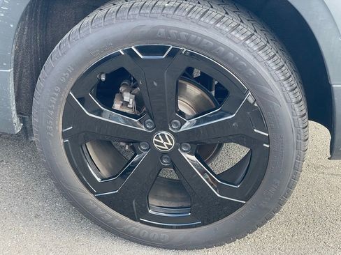 Certified 2025 Volkswagen Taos SE image 25