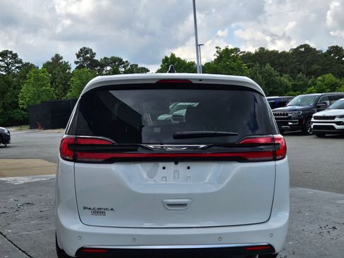New 2027 Chrysler Pacifica Select FWD image 5