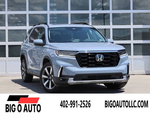 Used 2025 Honda Pilot Touring image 1