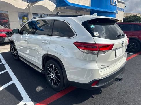 Used 2017 Toyota Highlander SE AWD/4WD image 6