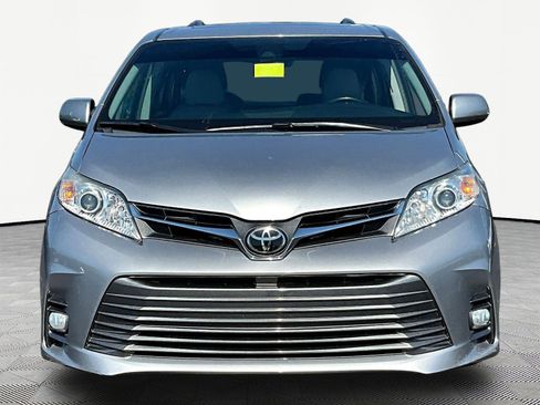 Used 2018 Toyota Sienna XLE Premium FWD image 2