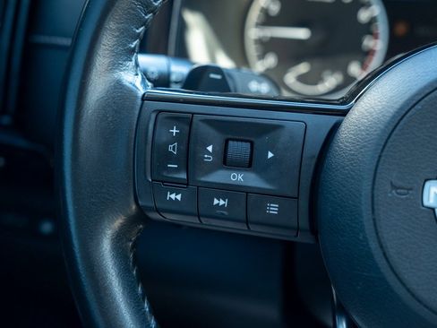 Used 2022 Nissan Pathfinder SV image 11