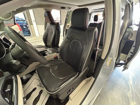 Used 2023 Chrysler Pacifica Limited image 8
