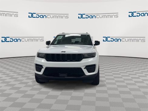 Used 2023 Jeep Grand Cherokee Altitude image 3