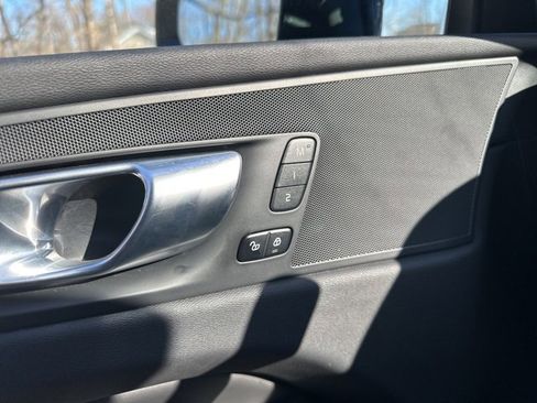 Certified 2025 Volvo XC60 B5 Core image 32