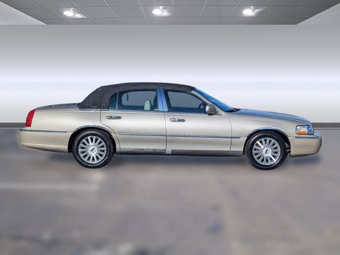 Used 2004 Lincoln Town Car Signature image 8