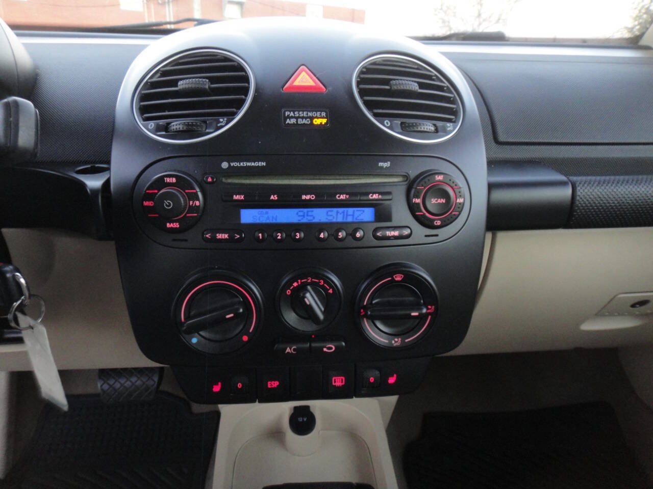 Used 2010 Volkswagen Beetle Coupe FWD image 15