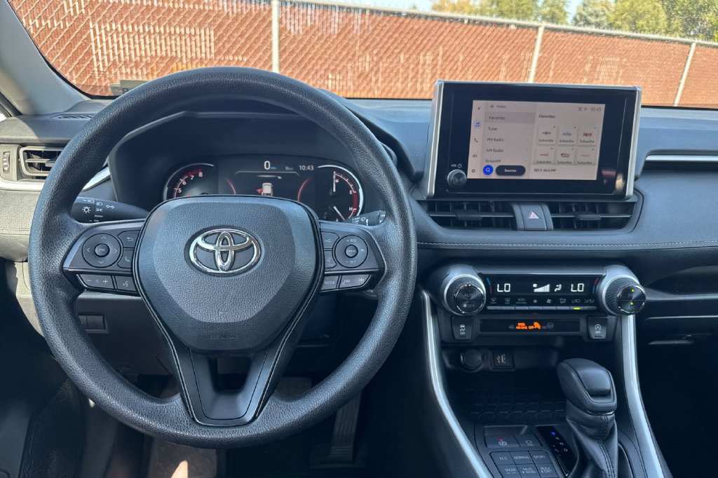 Used 2025 Toyota RAV4 XLE AWD/4WD image 18