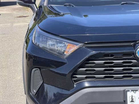 Used 2021 Toyota RAV4 LE AWD/4WD image 9